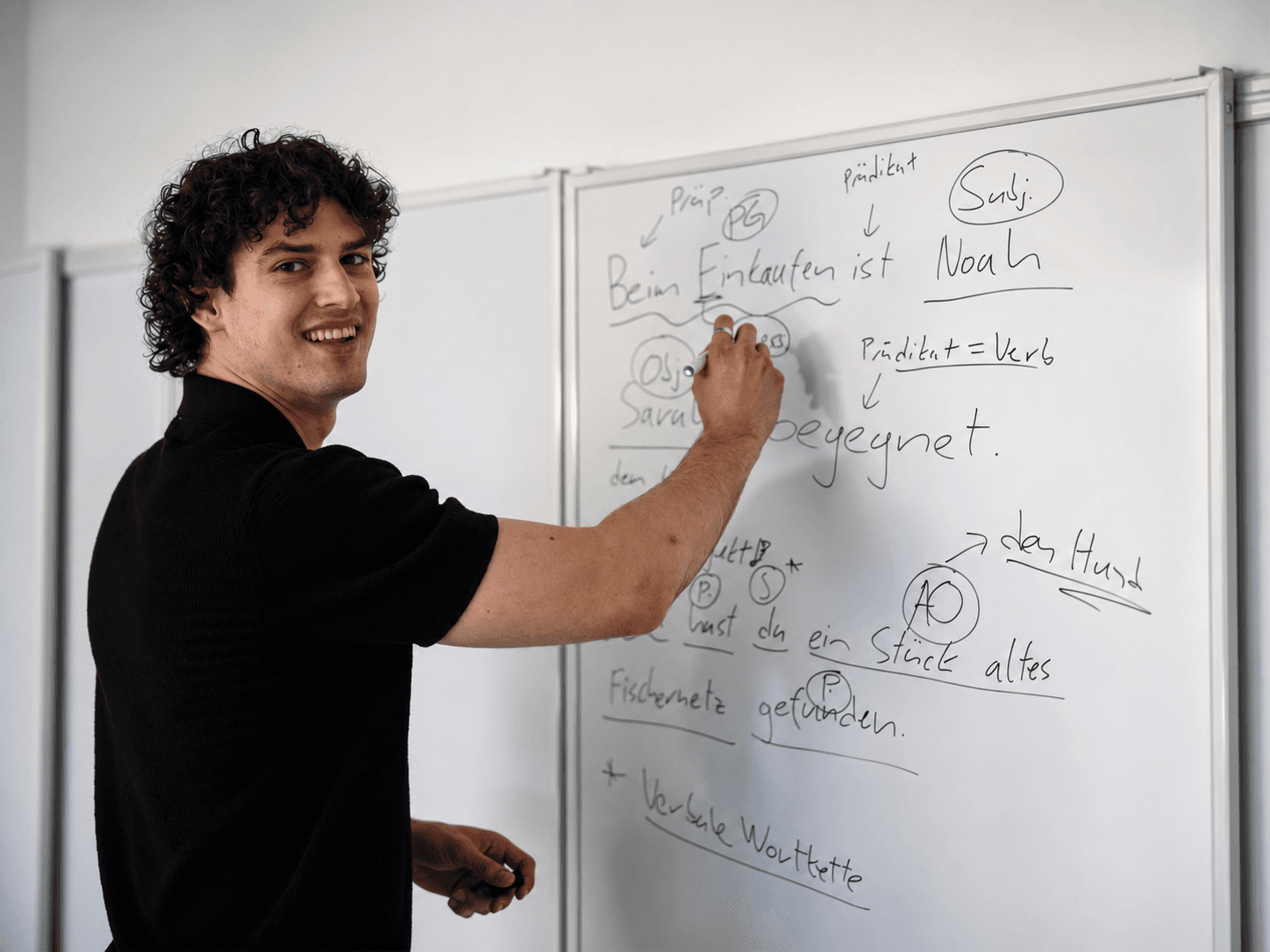 Aleksa Golic. vor einem Whiteboard
